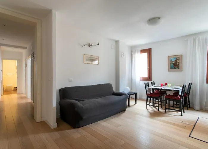Venice Lance With Lift, 2 Minutes Walk From The Train Station
